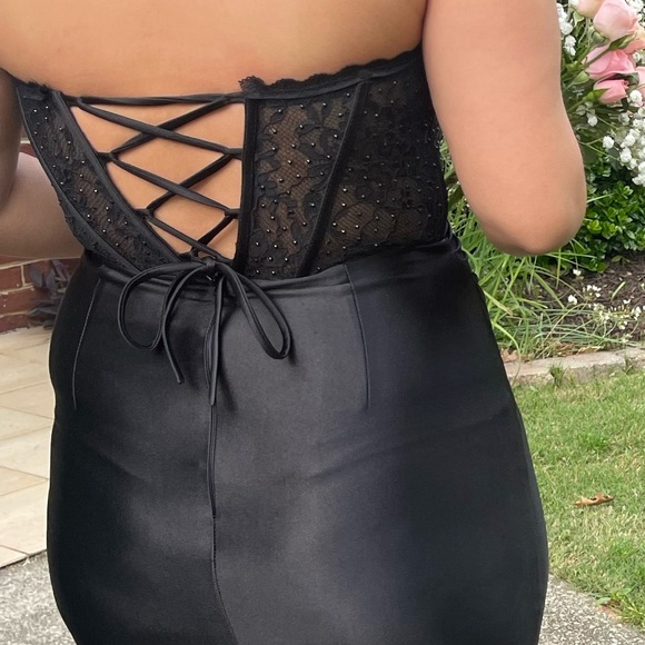 Elegant Black Lace Evening Dress - Picture 3 of 3